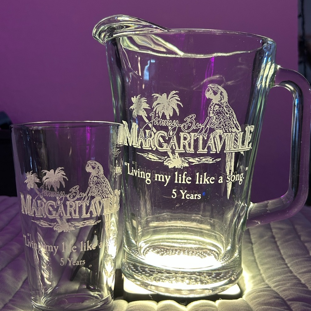 Margaritaville Rare Glass Pitcher and 4 glasses Set